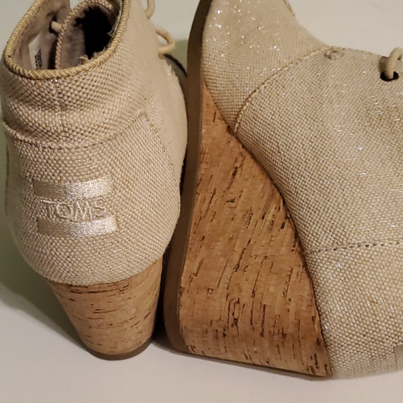 Toms Women's 7.5 tan sparkle ✨ cork wedge shoes - Picture 3 of 5